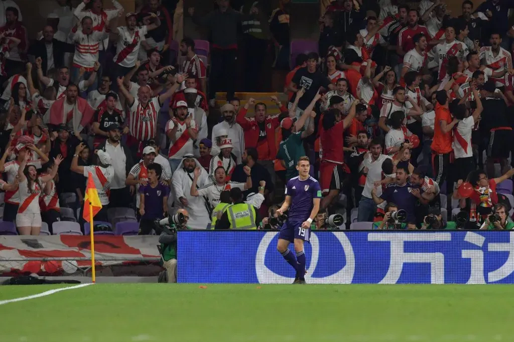 Rafael Santos Borré junto a los hinchas de River vs. Al Ain en 2018, hasta entonces el último partido del Millonario en el certamen internacional.