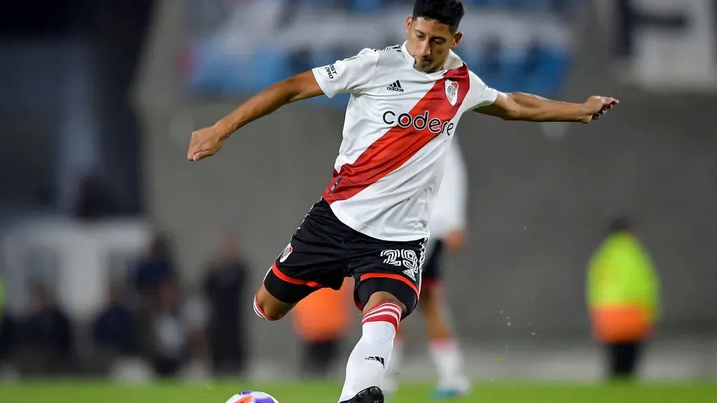 Rodrigo Aliendro con la camiseta de River.