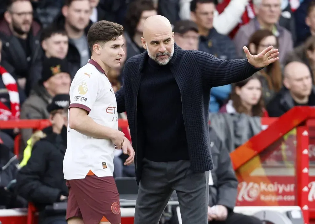 Pep Guardiola no descarta una salida del Manchester City de Julián Álvarez.