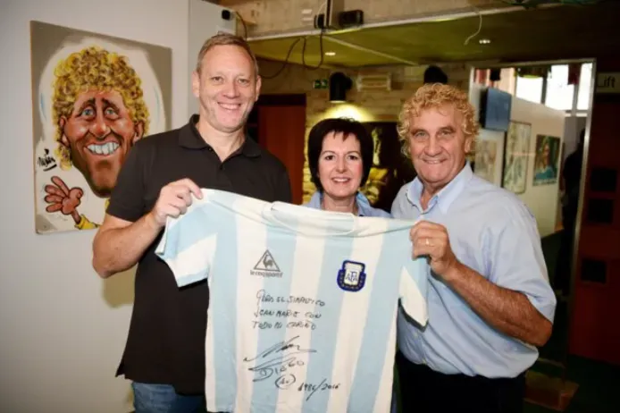 Jean-Marie Pfaff con la camiseta que intercambió con Diego Maradona.