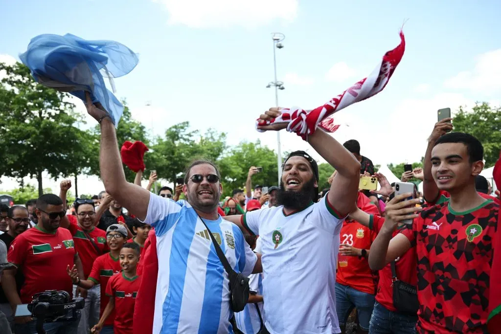Hinchas argentinos y marroquíes en Saint Etienne.