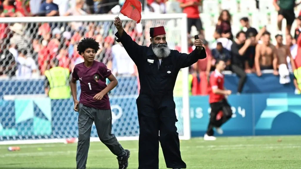 Hinchas de Marruecos invadieron el campo en el duelo ante Argentina (IMAGO / MAXPPP).