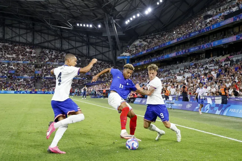 Désiré Doué con Francia en su debut en los Juegos Olímpicos.