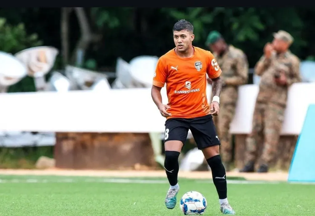 Michael Sambataron con la camiseta del Cibao FC.