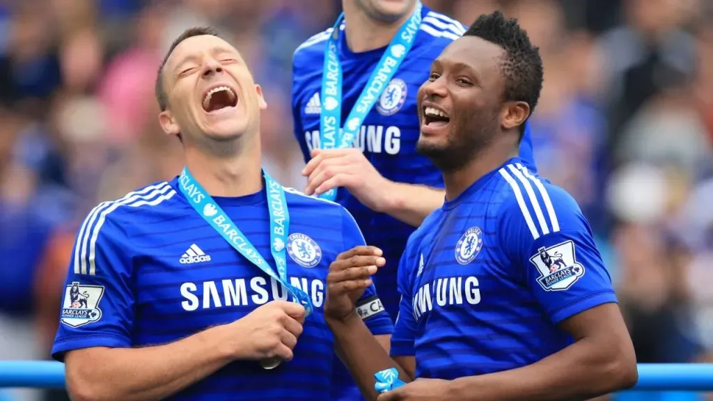 Mikel, junto a John Terry, en la celebración del título de Premier en 2015 (IMAGO / PA Images).