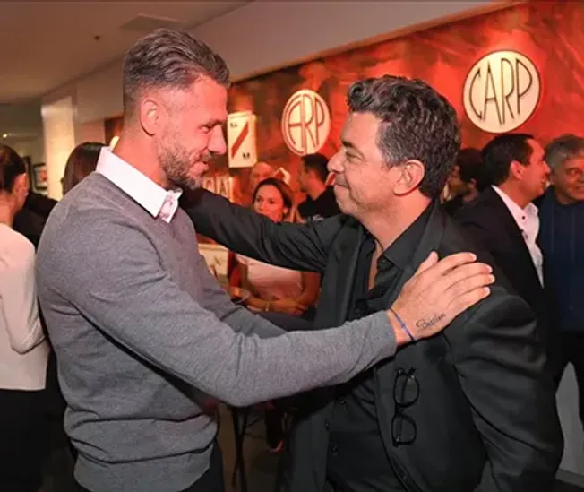 El DT actual y el ex se encontraron en el Museo el día de la inauguración de la estatua del Muñeco. (Foto: Prensa River)