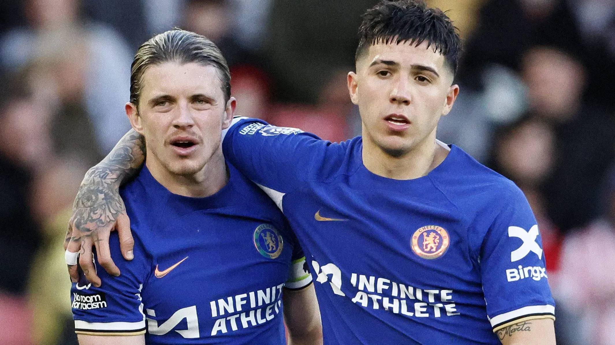 Conor Gallagher junto a Enzo Fernández en el Chelsea.