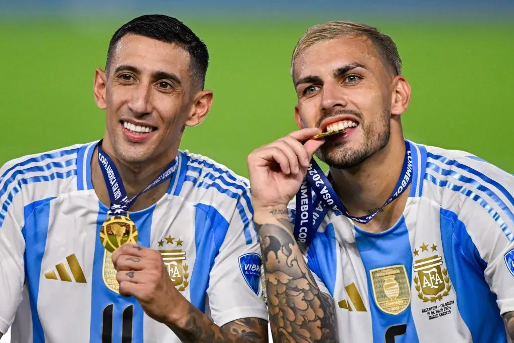 Ángel Di María junto a Leandro Paredes tras ganar la Copa América. (Foto: IMAGO).
