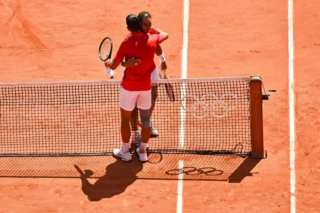 Nole y Rafa se abrazan en la red antes del duelo en París 2024. (Foto: IMAGO).