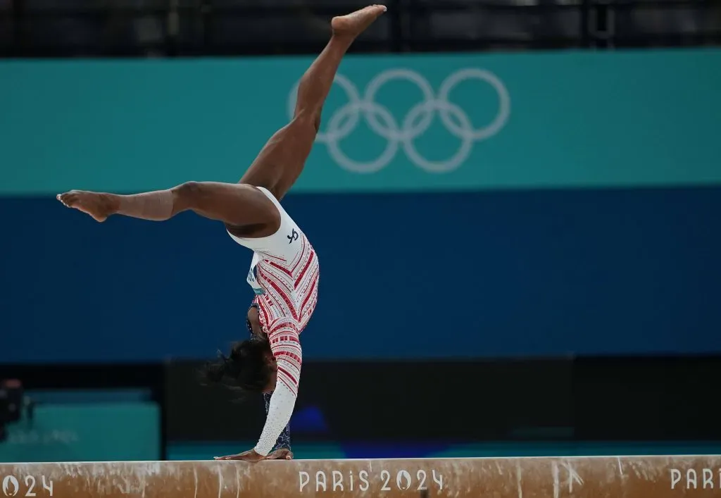 Simone Biles durante el evento que le valió el Oro a EE. UU. (IMAGO)