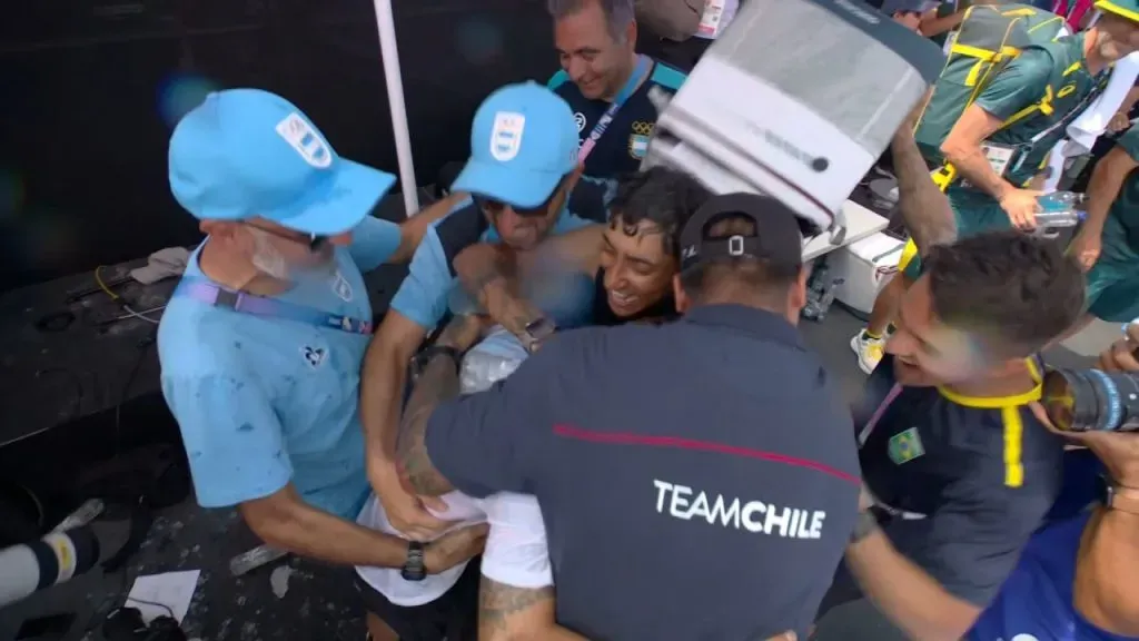 El festejo del ‘Maligno’ Torres con delegaciones de Chile y Brasil (X).