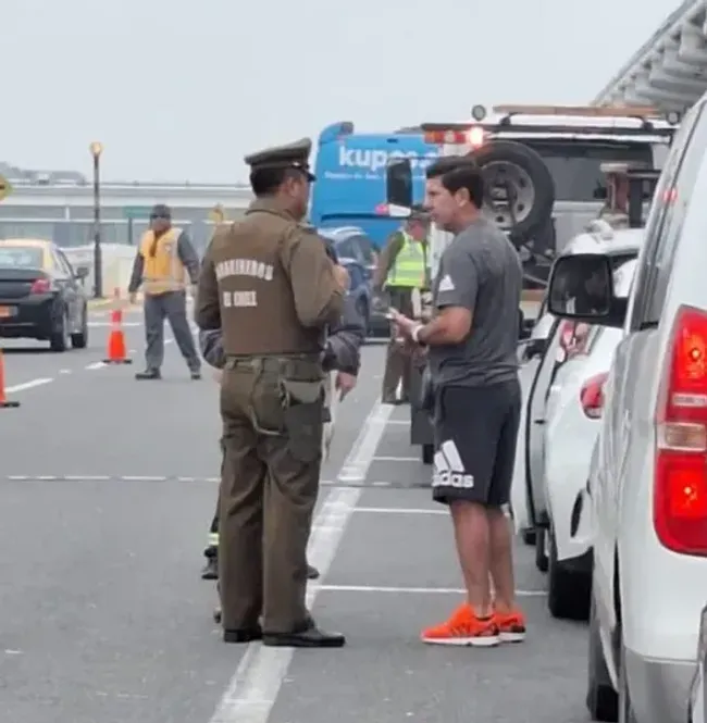 Salas dialogando con un carabinero. (Foto: Gentileza Red Gol).