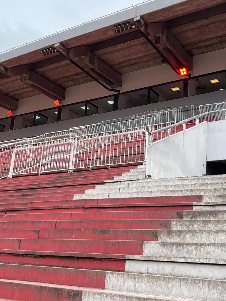Las vallas que se utilizaron para limitar la capacidad del estadio. Foto de Muy Independiente.