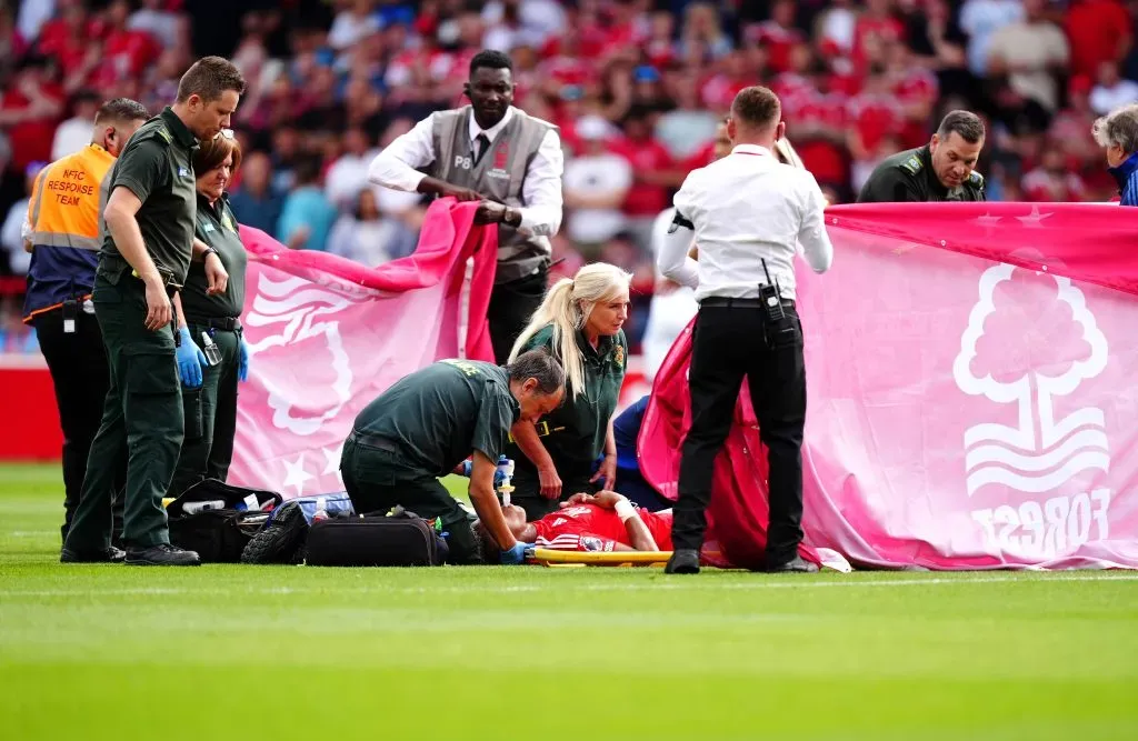 Miembros del club taparon la visual mientras los médicos asistían a Danilo. IMAGO