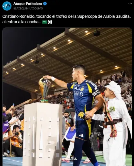Cristiano Ronaldo tocó la Supercopa de Arabia Saudita (X @AtaqueFutbolero).