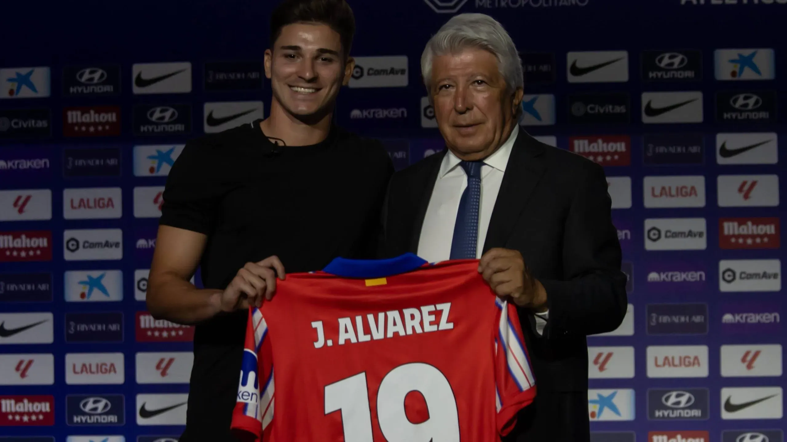 Julián Álvarez junto a Enrique Cerezo en su presentación en el Atlético de Madrid.