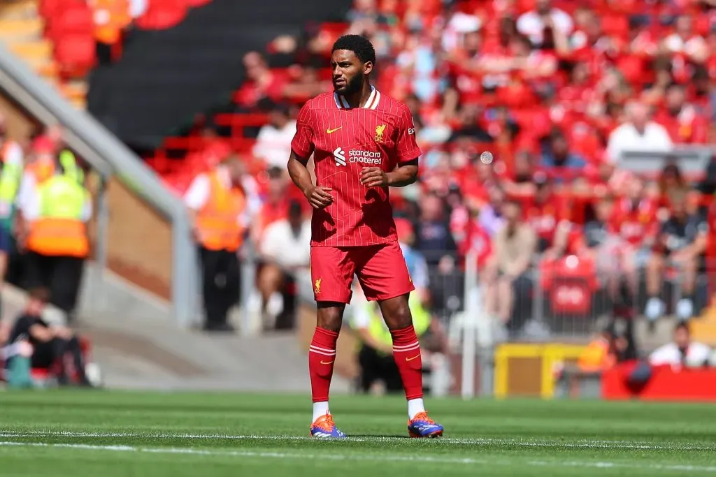 Joe Gomez, en la puerta de salida de Liverpool (IMAGO)