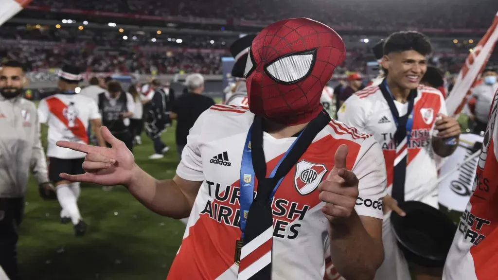 Julián Álvarez luciendo la máscara de Spiderman durante los festejos de un título logrado en River Plate. (Getty Images)