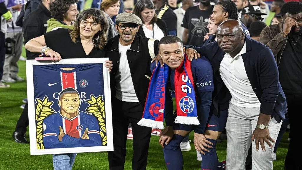 Kylian Mbappé celebrando el título de Ligue 1 con el PSG, junto a sus padres. (Imago)