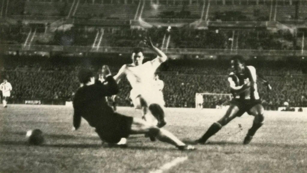 Alberto Spencer, definiendo ante la salida del arquero, en uno de los tantos goles que convirtió con Peñarol en la Copa Libertadores. (Imago)