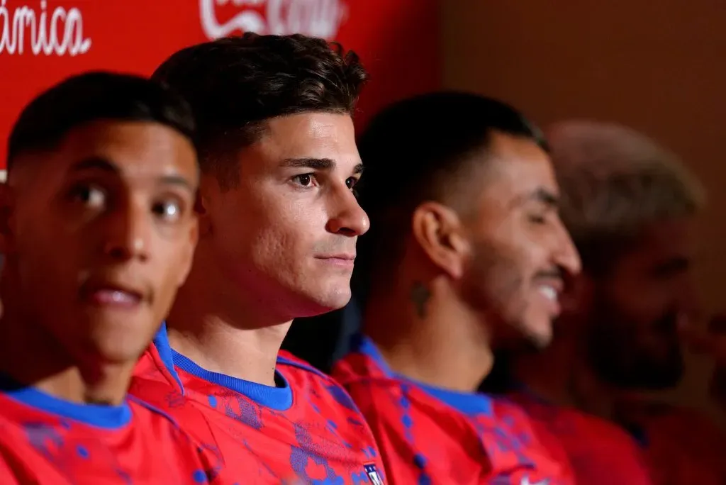 Julián Álvarez ingresó desde el banco de suplentes en el estreno de Atlético de Madrid en La Liga.