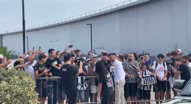 Nico González en su llegada al predio de la Juventus.