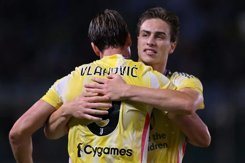 Kenan Yıldız y Dusan Vlahovic. La sociedad que puede correr a Nicolás González del once titular de la Juventus.