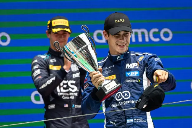 Franco Colapinto con un trofeo.