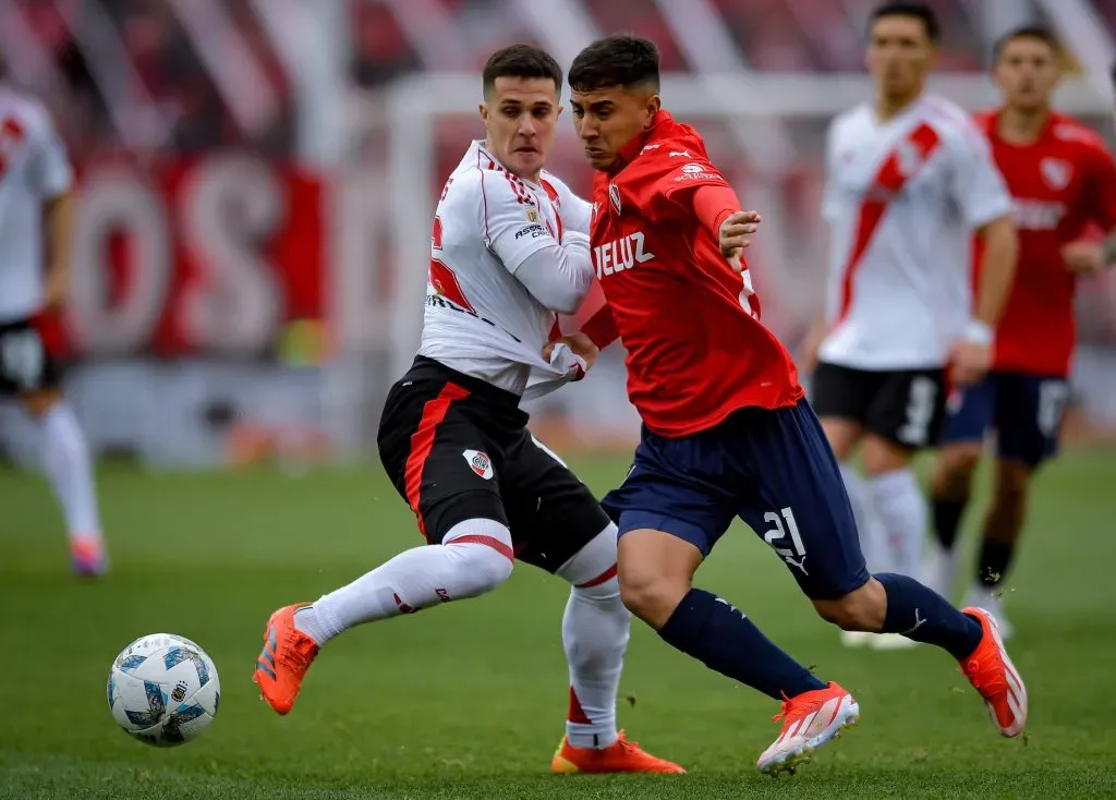 Fabricio Bustos en la disputa de una pelota. (Foto: Getty)