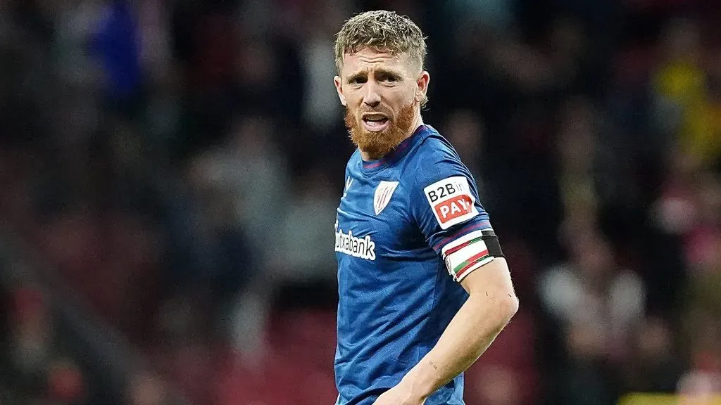 Iker Muniain se acerca al Ciclón.