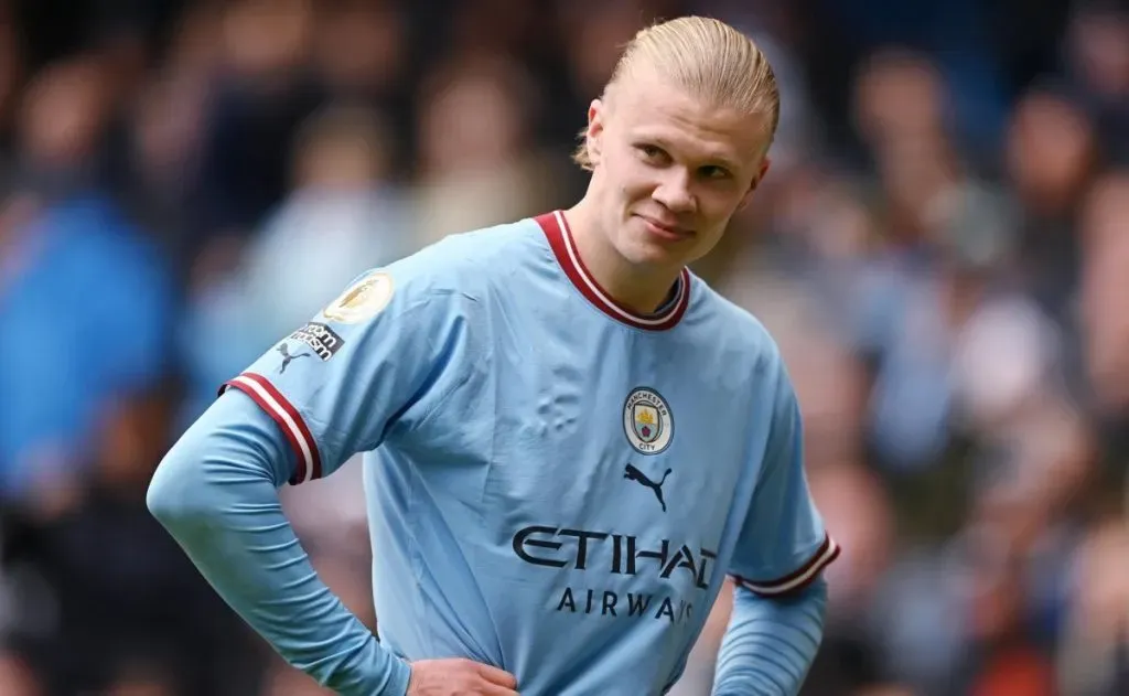 Obi Mikel destrozó a Erling Haaland.