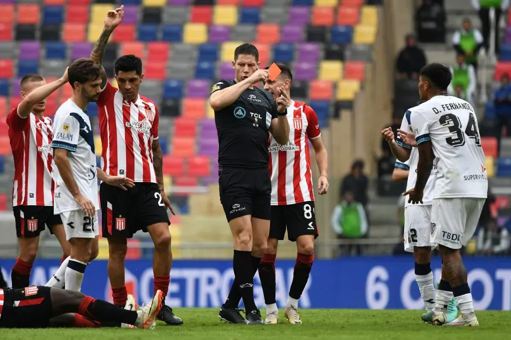 Nicolás Ramírez dirigiendo la final de la Copa de la Liga. (Foto: Getty).