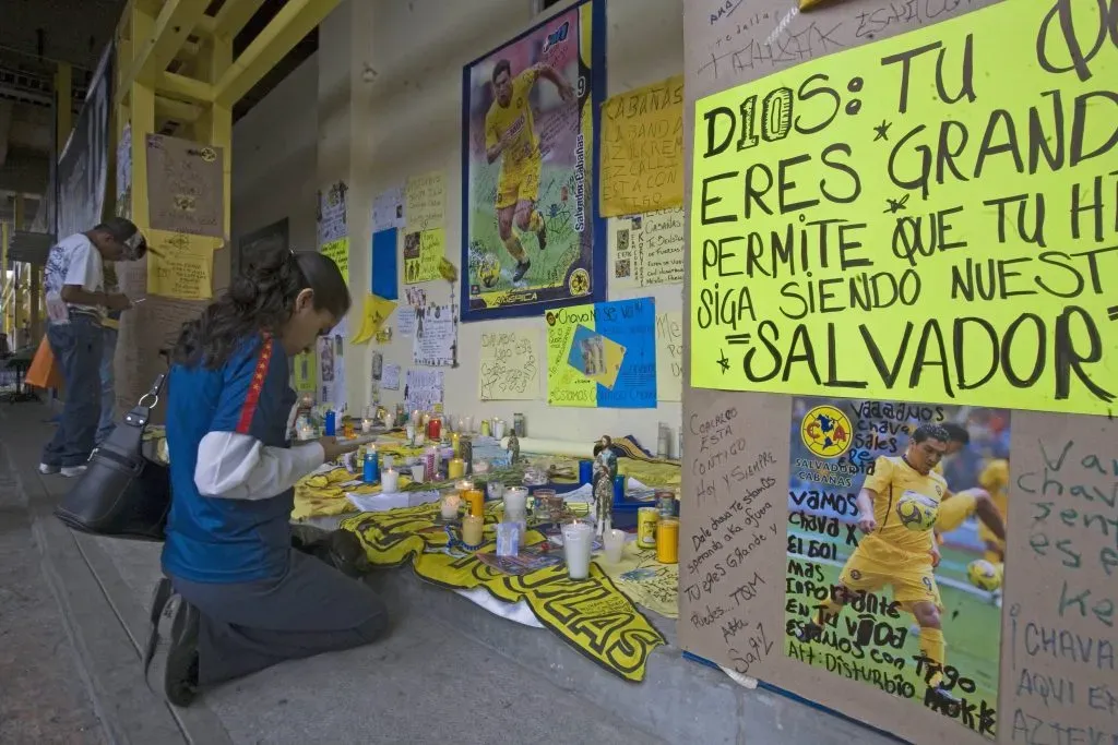 Los hinchas de América rezaron por Cabañas en la clínica donde estuvo internado. (Foto: IMAGO).