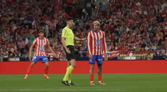 Rodrigo De Paul junto a Busquets Ferrer, el juez del Atlético de Madrid vs. Real Madrid.