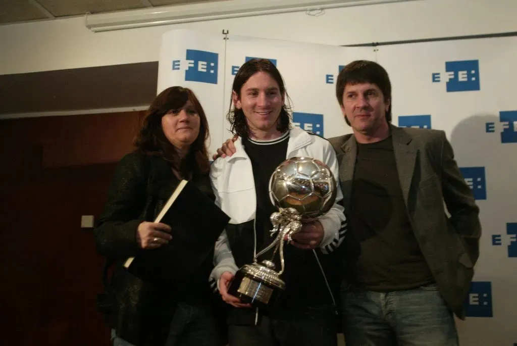 Lionel Messi junto a sus padres en el año 2008. (Foto: IMAGO).