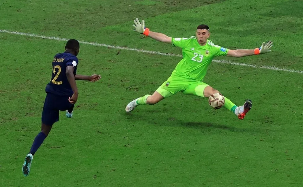 La histórica atajada de Dibu Martínez a Kolo Muani. (Foto: Getty Images)