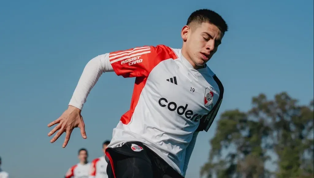 Claudio Echeverri entrenándose en River.
