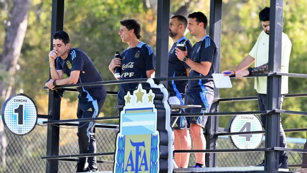 Scaloni y su cuerpo técnico siguieron con atención a la Sub 20 (X @Argentina).