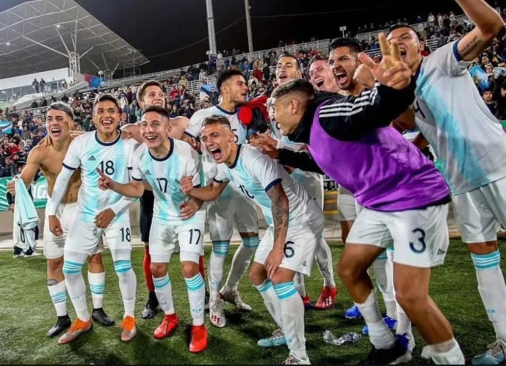 Santiago Colombatto junto al plantel de Argentina campeón.