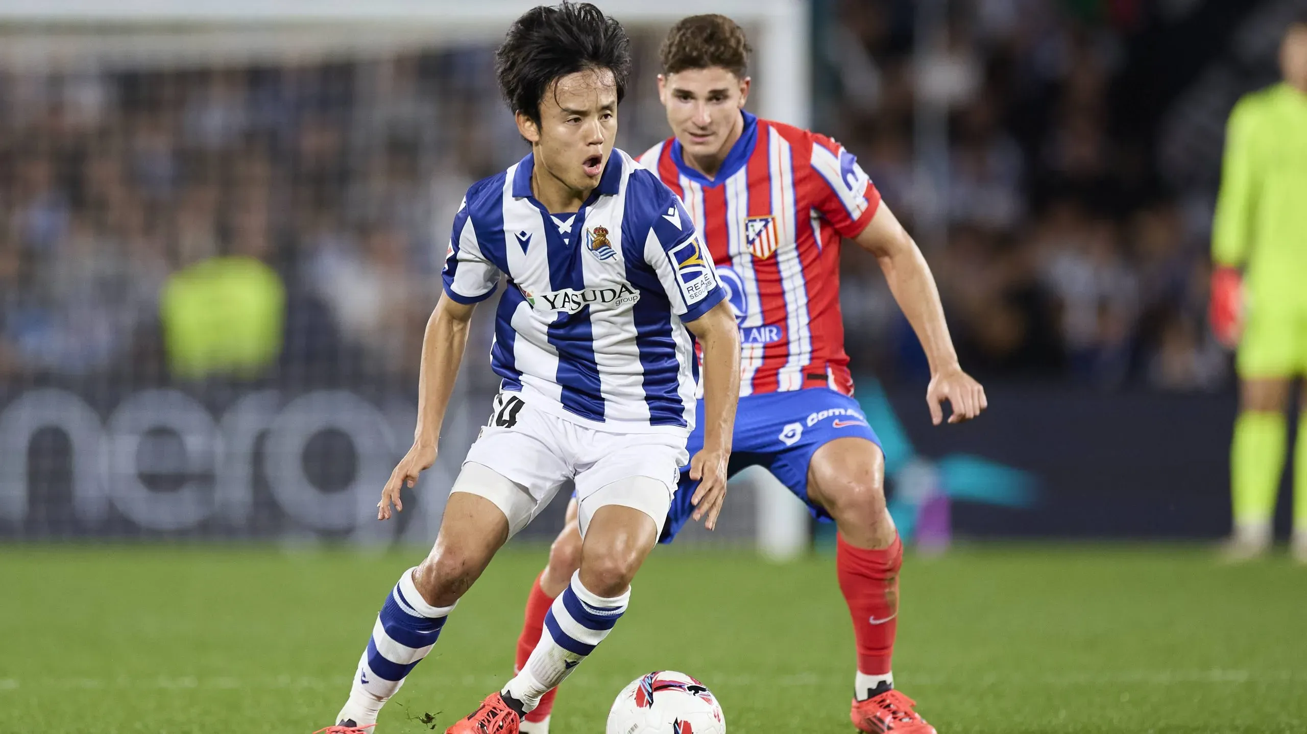 Julián Álvarez frente a Real Sociedad en la disputa del balón con Take Kubo.