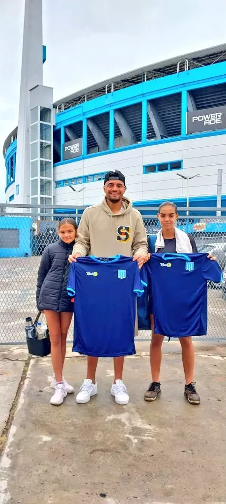 Chiquito con la casaca de interclubes de Racing. (Foto: @racingtenis).