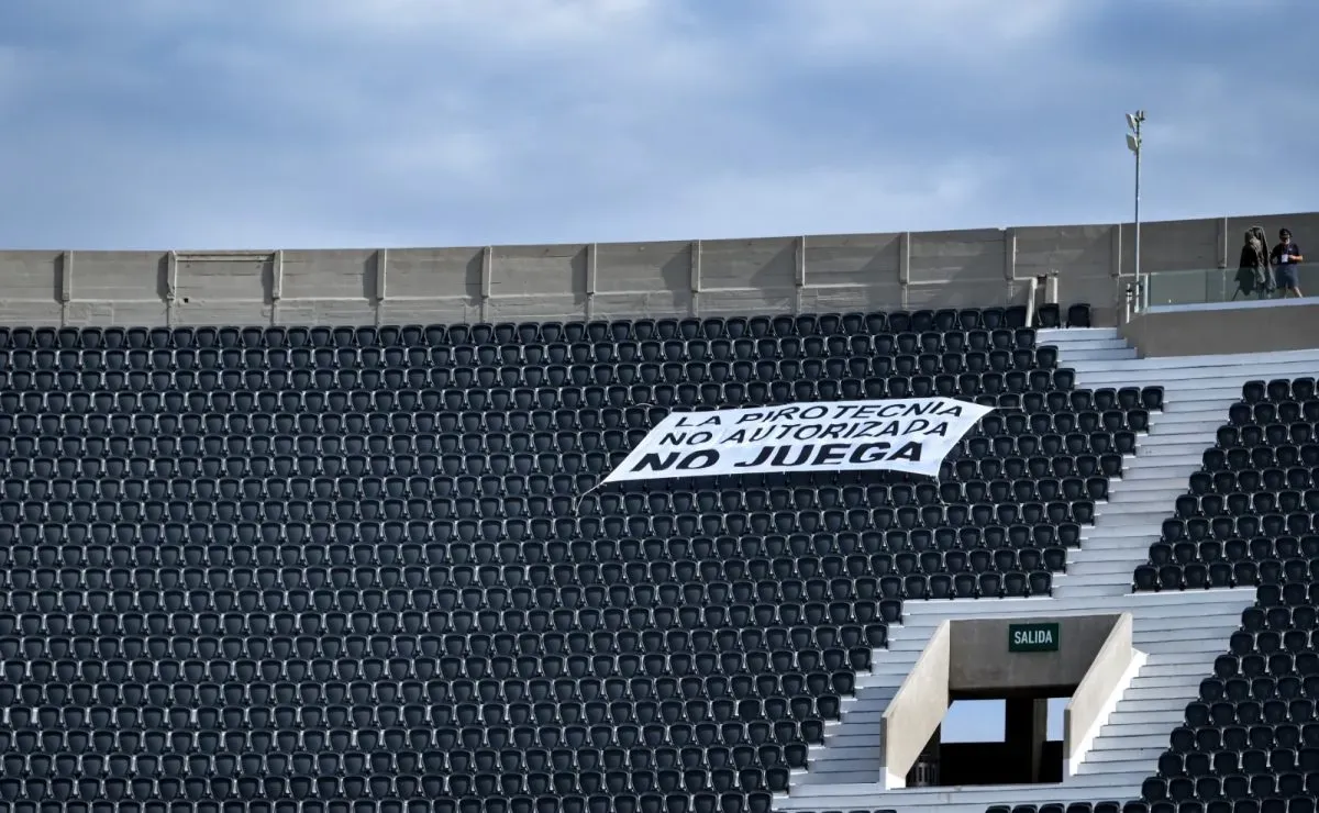 La bandera que le hicieron colocar a River en el Monumental. (Getty Images)