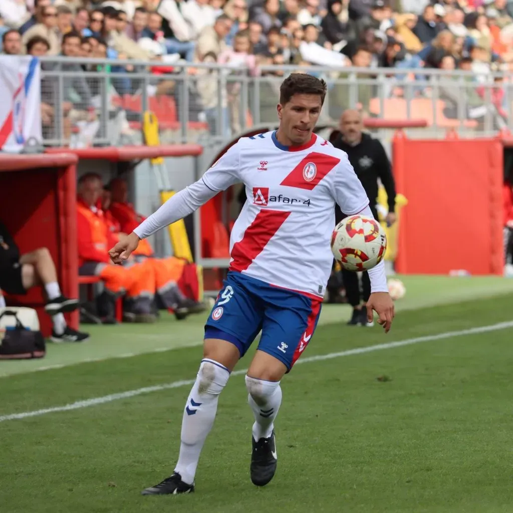 Gianluca Simeone fue denunciado por insultos racistas.