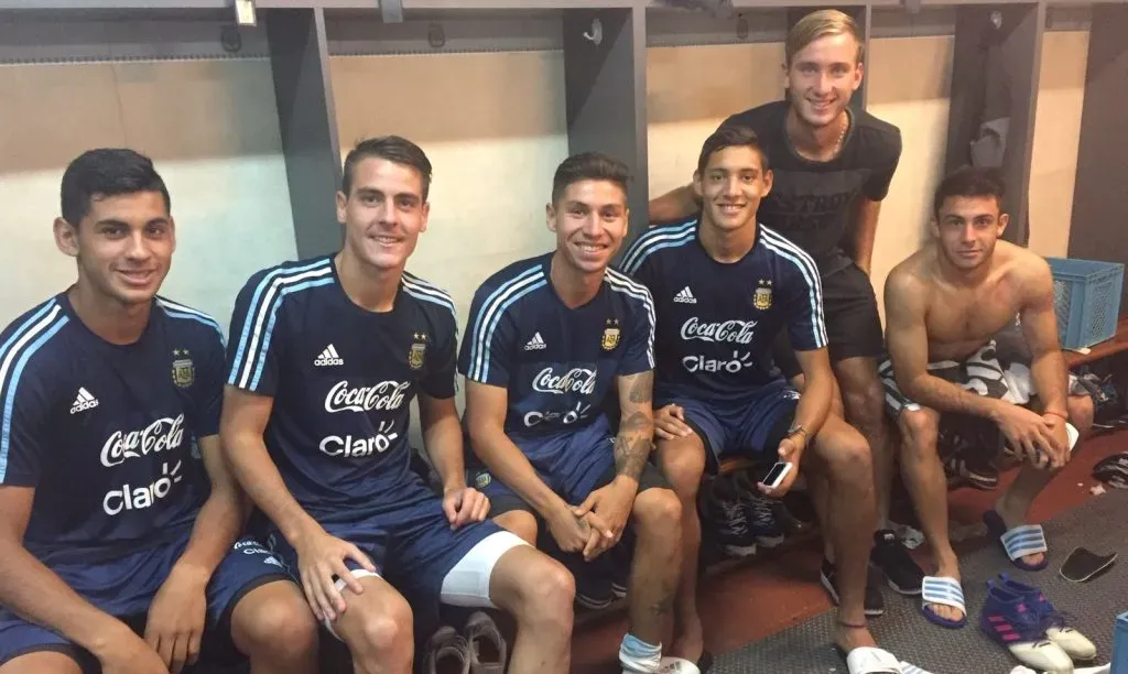 Matías Roskopf (remera negra) en el seleccionado juvenil.