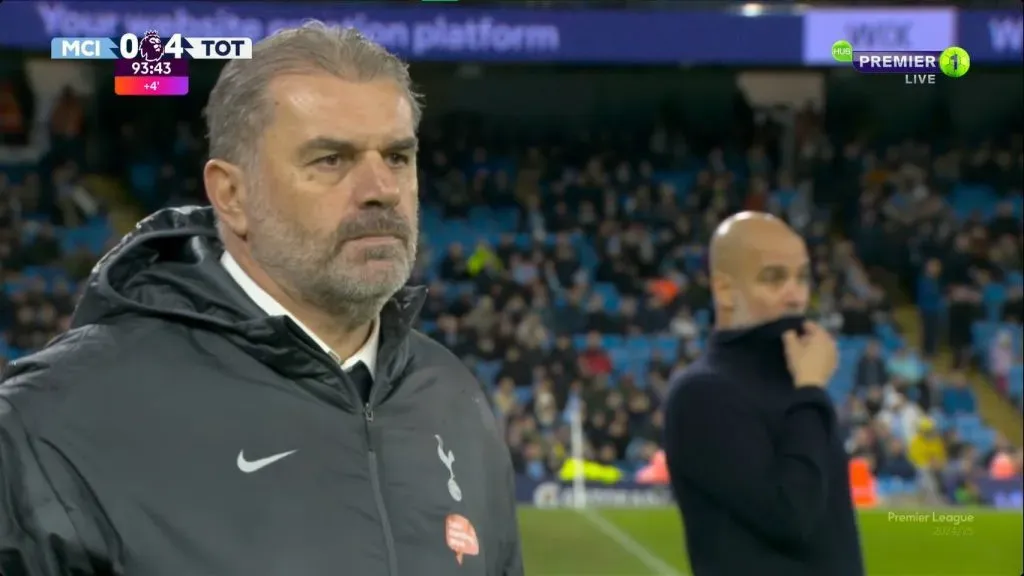 Pep Guardiola resignado, mientras Postecoglou mostraba seriedad, pero satisfacción (X).