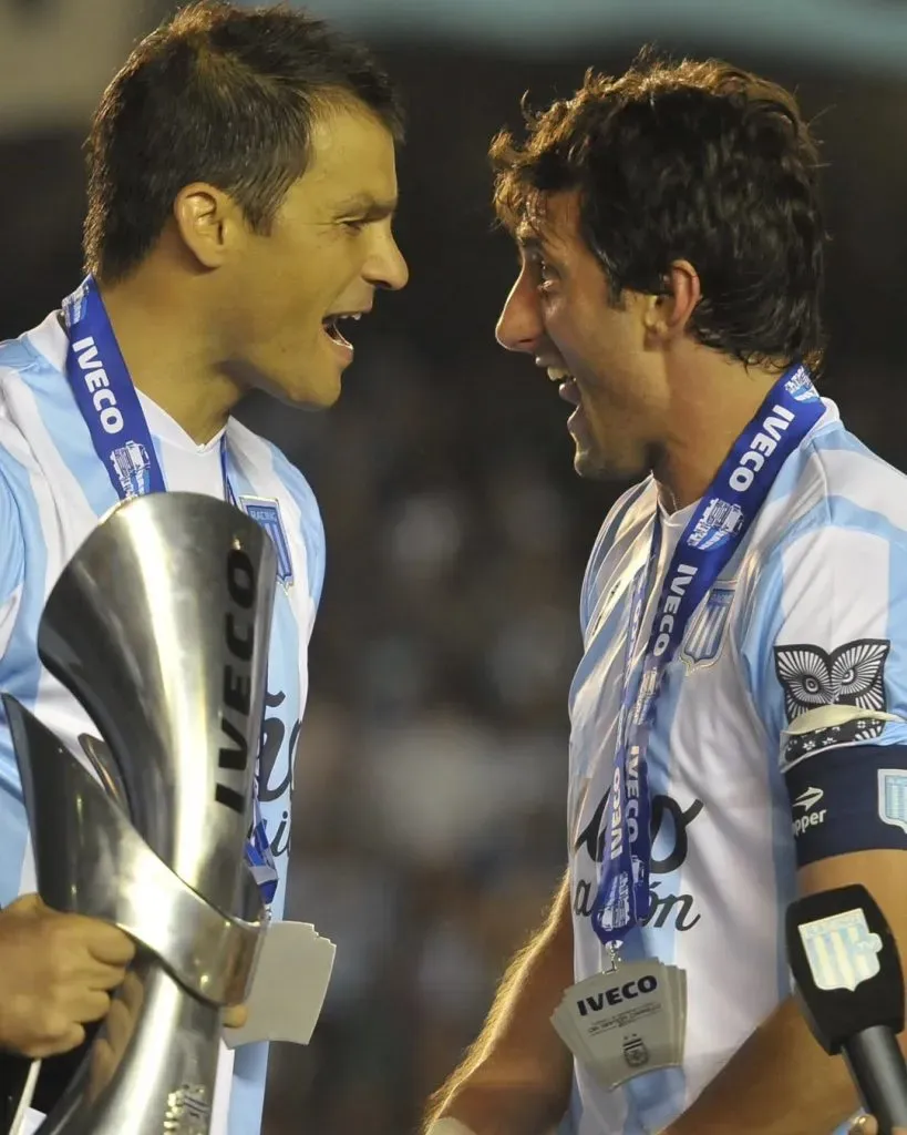 Sebastián Saja y Diego Milito celebran el título de 2014 que obtuvieron con Racing.