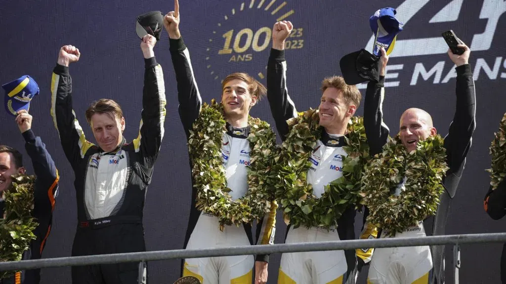 Varrone, junto a Leating y Catsburg, en el podio de Le Mans (IMAGO / PanoramiC).