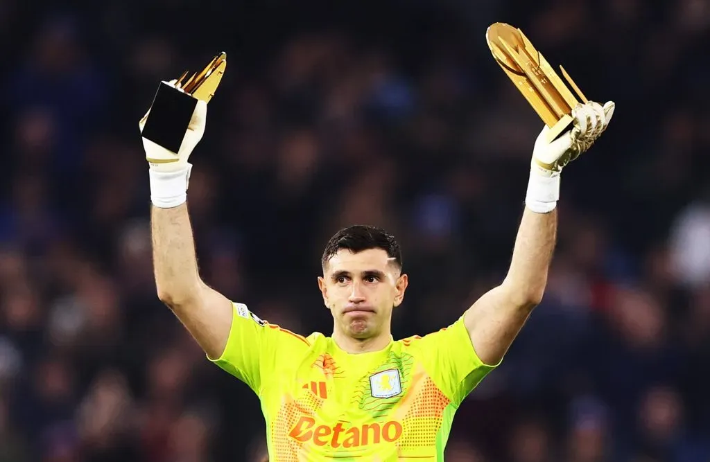 Dibu Martínez se quedó con los dos premios a mejor arquero del año. IMAGO