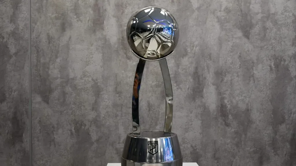 La Copa de la Liga espera por su nuevo dueño.