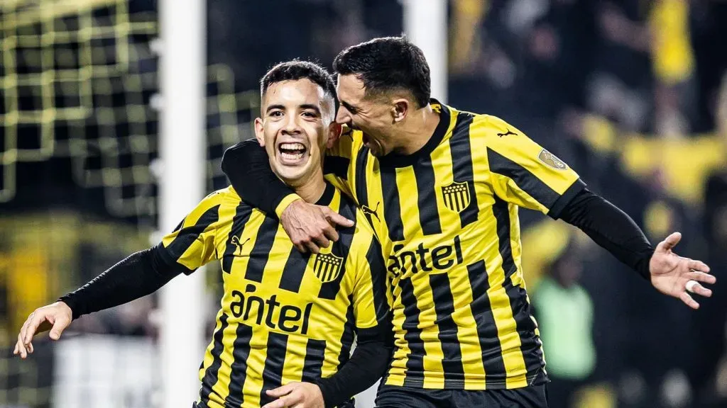 Leo Fernández festejando un gol en Peñarol.